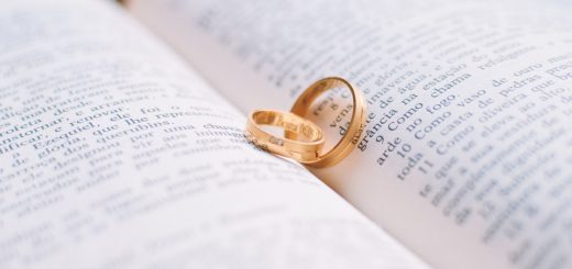 Rytí snubních prstenů je trendem. Co všechno si lze do prstenu vyrýt?