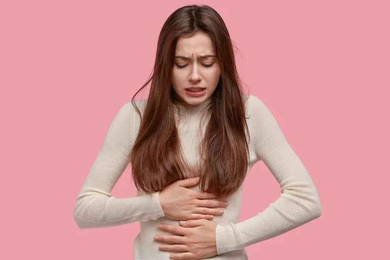 Menstruační bolesti: co může ulevit a kdy už nejde o běžné křeče
