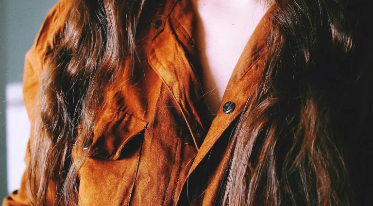 Jak kombinovat hnědou v oblečení: odstíny, kontrast a pět nositelných outfitů