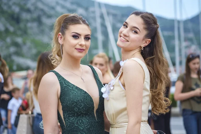 Šaty na promoci: jak zvolit střih podle role a vydržet celý den