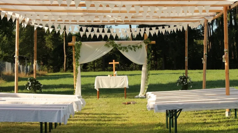Venkovní svatební obřad s židlemi v přírodě