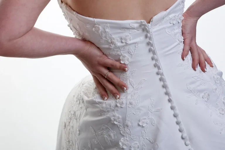 Detail zadní části svatebních šatů