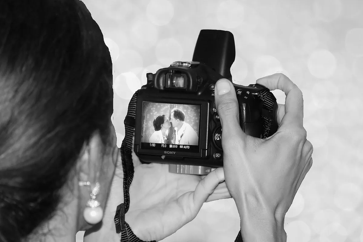 Fotograf při fotografování svatebního páru