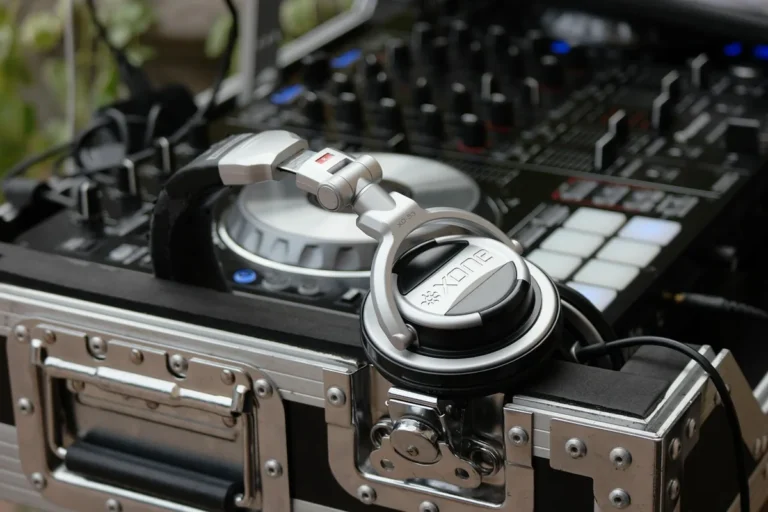 DJ u hudební aparatury na oslavě