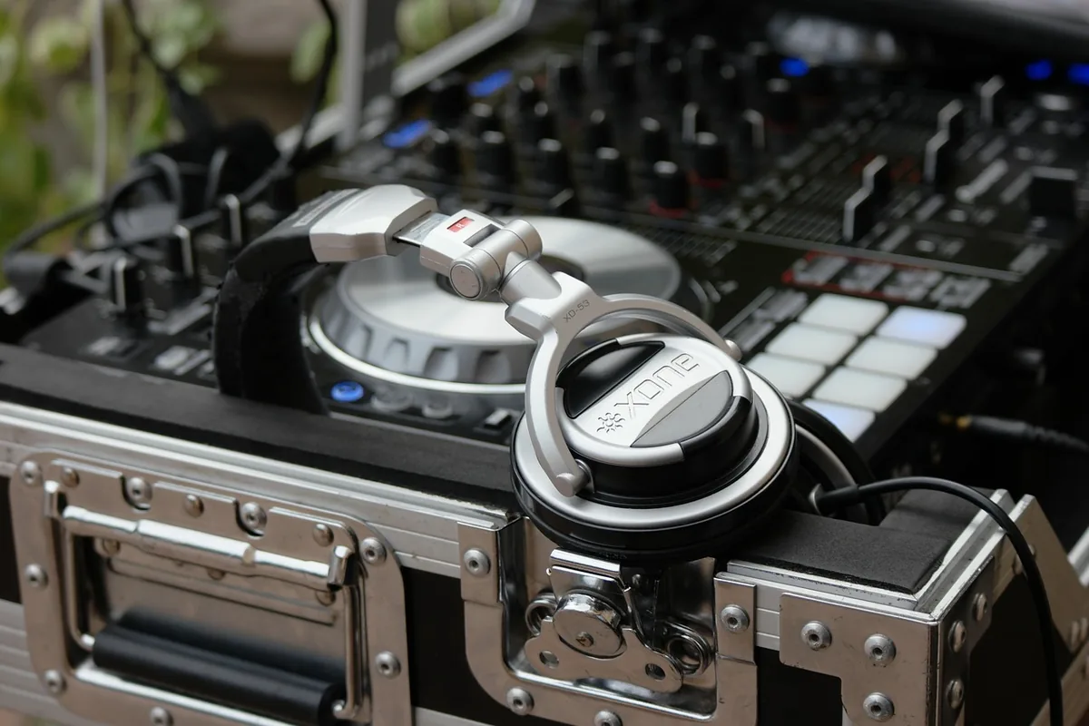 DJ u hudební aparatury na oslavě