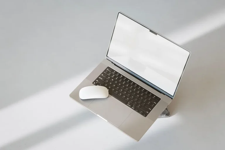 Notebook s prázdnou obrazovkou na stole