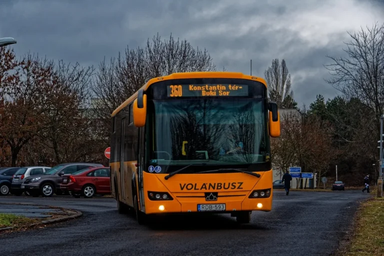 Autobus na silnici v horské krajině