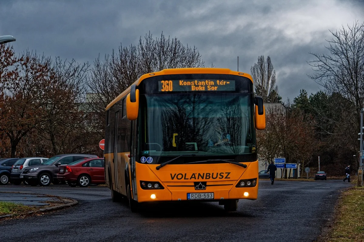 Autobus na silnici v horské krajině